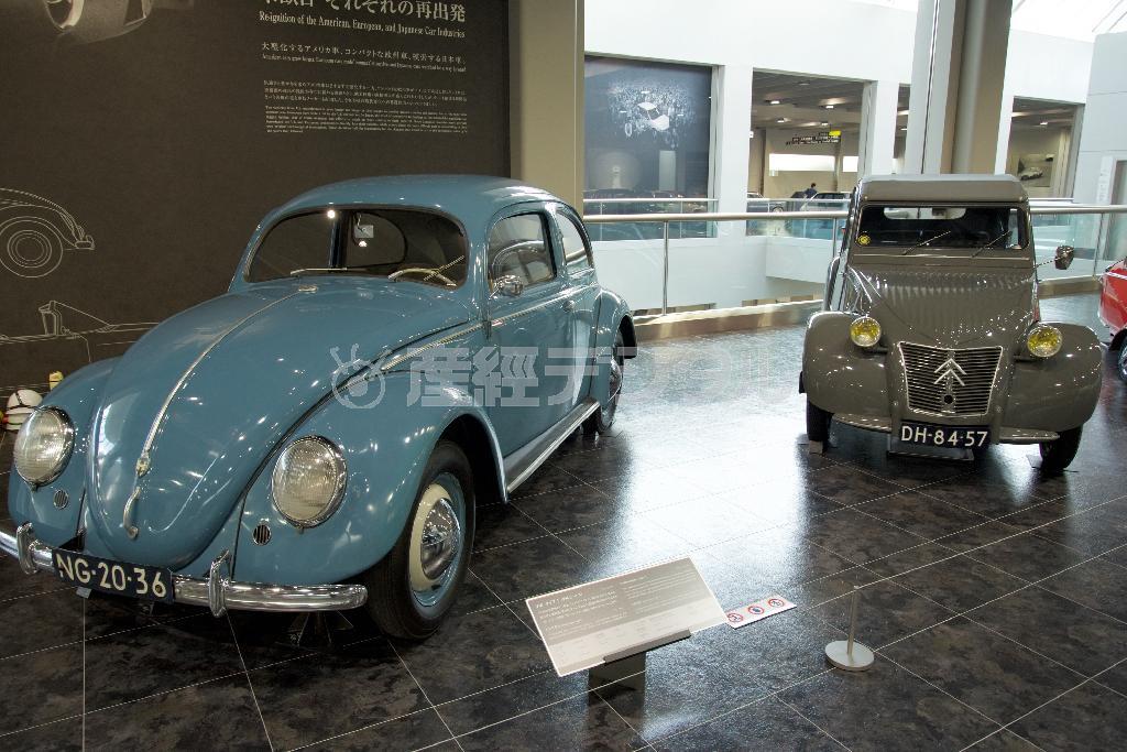 長く愛された２大“国民車”左からフォルクスワーゲン・タイプ１（１９５１年・独）、シトロエン・２ＣＶタイプＡ（１９５３年・仏）。トヨタ博物館