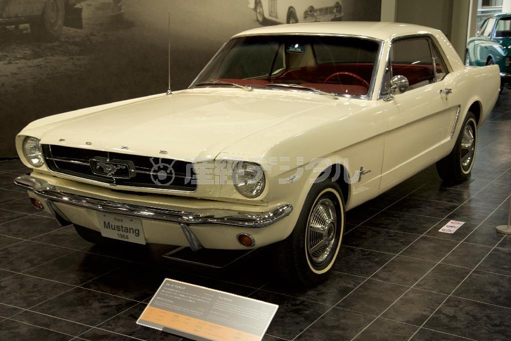 米での若者向け小型スポーティーカーの先駆。大ヒットを受けカマロなど他社も追従。「ポニーカー」というジャンルを作り出した。フォード・マスタング（１９６４年・米）。トヨタ博物館。トヨタ博物館