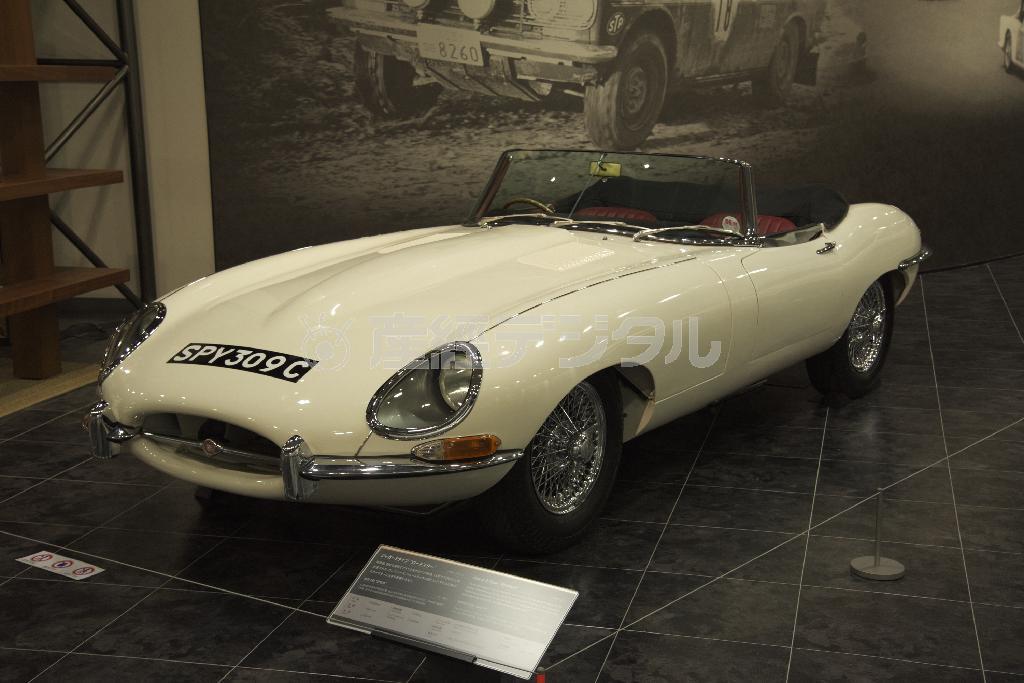 後の多くのスポーツカーに影響を与えたロングノーズ・ショートデッキの権化。ジャガー・Ｅタイプロードスター（１９６５年・英）。トヨタ博物館