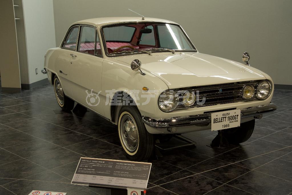 個人的には黒橙ツートンの印象が強い。いすゞ・ベレット１６００ＧＴＰＲ９０型（１９６６年・日）。トヨタ博物館