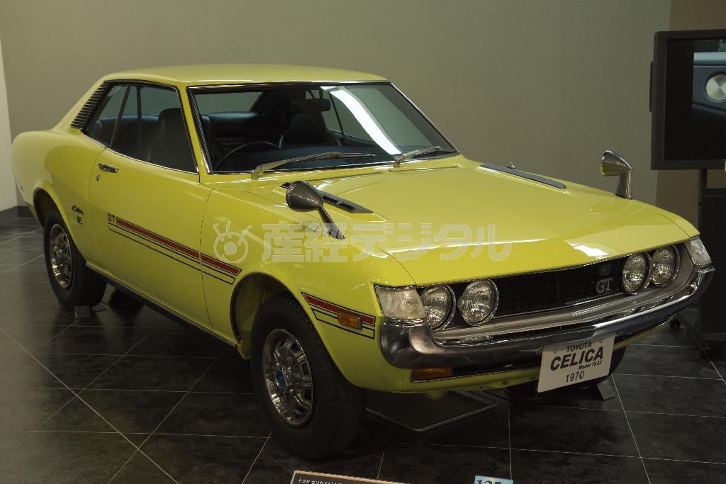 ご存じ“ダルマ”セリカ。セダンの派生モデルでなくクーペ専用で設計された。トヨタ・セリカＴＡ２２型（１９７０年・日）。トヨタ博物館