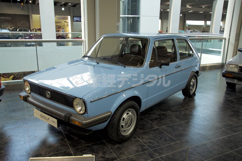 ロングセラーだったビートルの後継車として開発されたフォルクスワーゲン・ゴルフ（１９７４年・独、展示は１９７９年モデル）。ＦＦ、直線基調、水冷直列とビートルから１８０度方向転換し成功。コンパクトカーのベンチマークに。トヨタ博物館