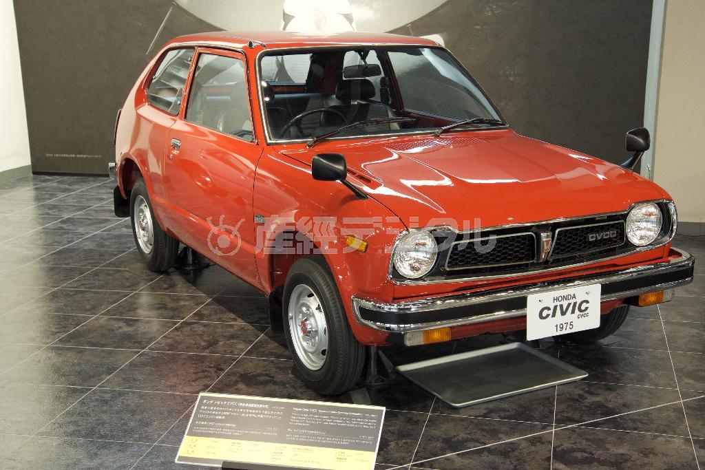 厳格なマスキー法の排ガス規制を世界で初めてクリアし、日本車の名声を高めたホンダ・シビックＣＶＣＣ１２００ＧＬ３Ｄｏｏｒ（１９７５年・日）。トヨタ博物館