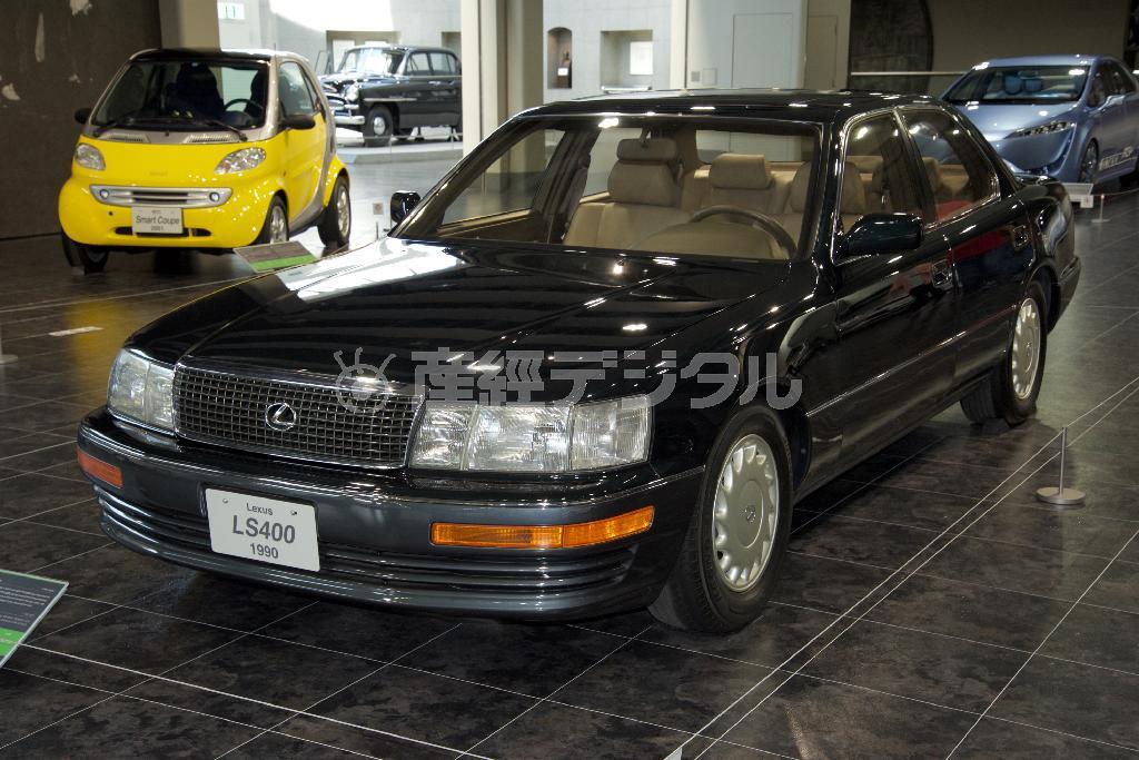 走行性能と快適性を高い次元で両立。その後の世界各社の高級車開発にも大きな影響を与えたレクサス・ＬＳ（ＬＳ４００）（１９９０年・日）。トヨタ博物館