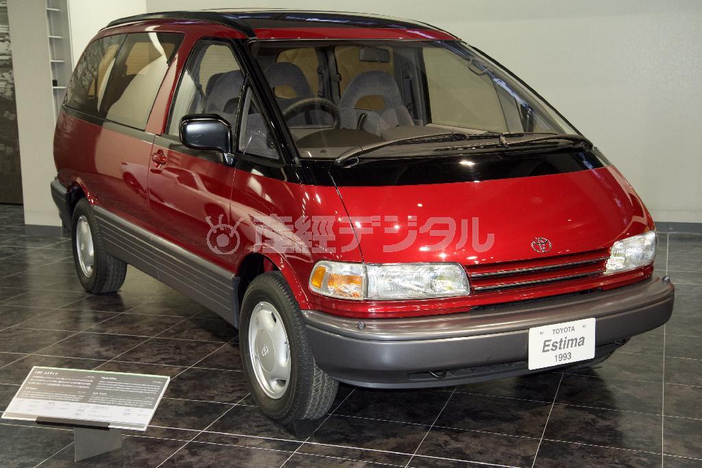 丸みを帯びたデザインだけでなく、エンジンを７５度傾け、床を平らにしたミッドシップレイアウトなど、独自の発想で開発された意欲作。トヨタ・エスティマ（１９９３年・日）。トヨタ博物館