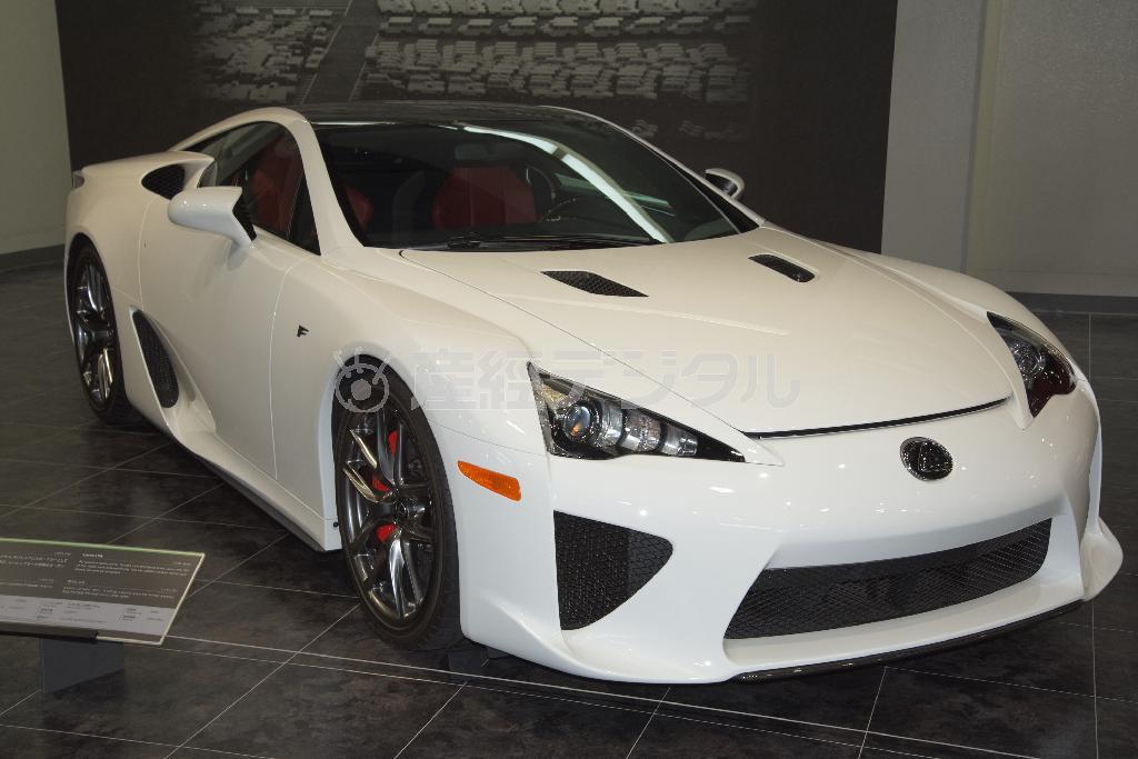 炭素繊維強化樹脂製モノコックシャシーにヤマハと共同開発した４．８リッターＶ１０エンジンを搭載。世界で５００台限定販売。レクサス・ＬＦＡプロトタイプ（２００９年・日）。トヨタ博物館