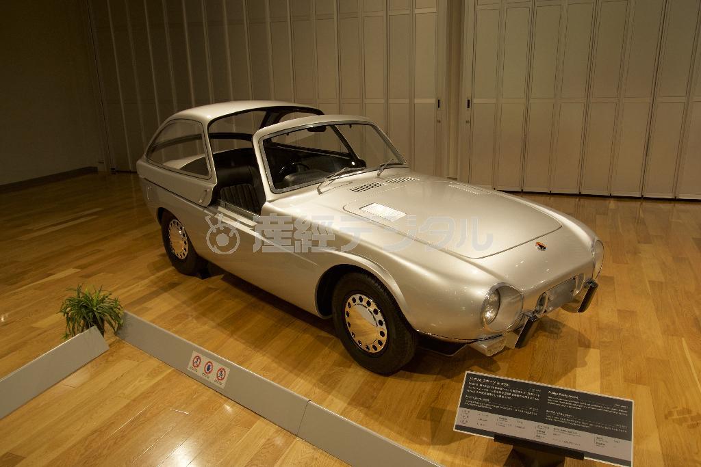 パブリカスポーツ（１９６２年・日）は第９回全日本自動車ショーに出展されたコンセプトカー。空力特性と軽量化の解を航空機技術に求めた実験車である。乗降時はドアでなく戦闘機のようなスライドキャノピーを開ける構造。後のＳ８００のベースにもなった。トヨタ博物館