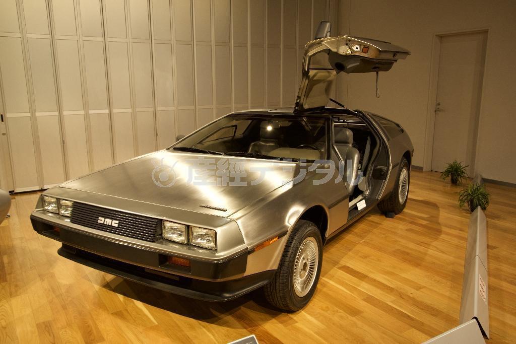 大トリはデロリアン・ＤＭＣ－１２（１９８１年・米）。ジウジアーロのデザインした樹脂ボディと、それを覆うヘアライン加工のステンレスが生む独特の質感の組み合わせは、３０年以上経た今でもなお未来的。言うまでもなく、タイムマシン機能は映画の中だけのオプションである。トヨタ博物館