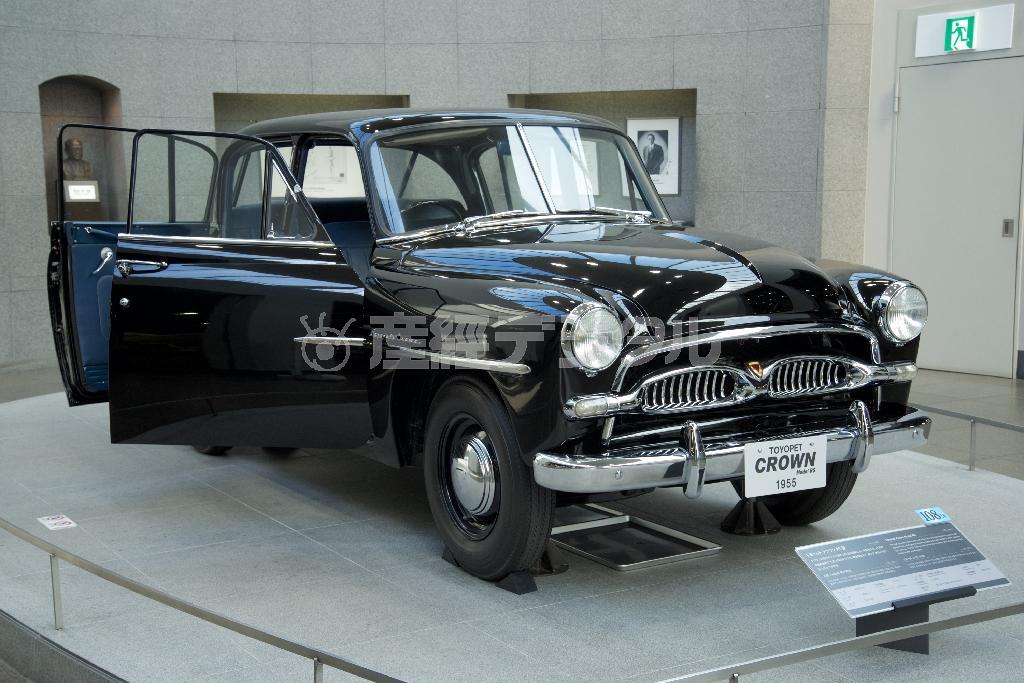 終戦から１０年目にデビューした初代。トヨペット・クラウンＲＳ型（１９５５年・日）。トヨタ博物館