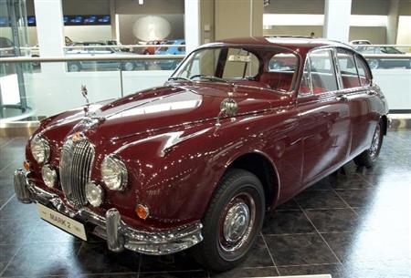 見た目はクラシック、なのにレースやラリーで活躍した中身とのギャップが萌えます。ジャガー・マーク２（１９６１年・英）。トヨタ博物館