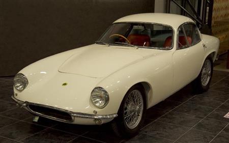 ６００ｋｇ切る超軽量を実現。空力特性に優れる美しい樹脂製ボディをまとったロータス・エリート（１９６１年・英）。トヨタ博物館