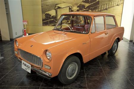 国民車構想へのトヨタの回答がこの一台。高級志向が芽生え始めたニーズとかみ合わず販売は苦戦。この教訓は後のカローラの成功に結実する。パブリカ・ＵＰ１０型（１９６１年・日）。トヨタ博物館