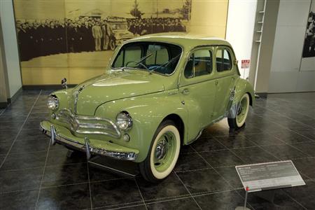 ルノーとの技術提携で生産された日野版４ＣＶ。タクシーでの採用多し。日野・ルノーＰＡ６２型（１９６２年・日）。トヨタ博物館