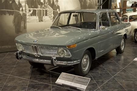 後の２００２、現在の３シリーズの原型となった傑作スポーツサルーン。ＢＭＷ・１５００（１９６３年・独）。トヨタ博物館