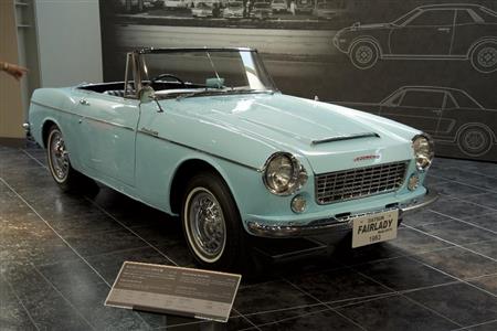 日本初の本格的スポーツカー。１９６３年の第１回日本ＧＰで欧州の強豪を抑え見事クラス優勝。ダットサン・フェアレディＳＰ３１０型（１９６３年・日）。トヨタ博物館