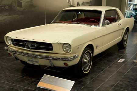 米での若者向け小型スポーティーカーの先駆。大ヒットを受けカマロなど他社も追従。「ポニーカー」というジャンルを作り出した。フォード・マスタング（１９６４年・米）。トヨタ博物館。トヨタ博物館