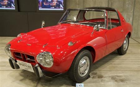 大衆車パブリカの主要部品を共用し手頃な価格を実現。空力特性重視のスタイルでフロントマスクがよく似た２０００ＧＴと並べると親子のようだが、実はこちらが先。トヨタ・スポーツ８００ＵＰ１５型（１９６５年・日）。トヨタ博物館