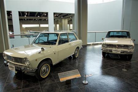 長年にわたり販売競争を繰り広げ、日本の乗用車市場を活性化させた２大巨頭の初代モデル。左からダットサン・サニーＢ１０型（１９６６年・日）、トヨタ・カローラＫＥ１０型（１９６６年・日）。トヨタ博物館