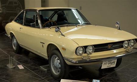 今見ても古さを感じさせないデザインはジウジアーロ作。いすゞ・１１７クーペＰＡ９０型（１９７０年・日）。トヨタ博物館