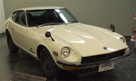 安い・速い・カッコいいの三拍子で米国でも人気を博した。展示はスカイラインＧＴ－Ｒと同じ６気筒ＤＯＨＣエンジンを積んだ最上級モデル。ニッサン・フェアレディＺ４３２（１９７０年・日）。トヨタ博物館