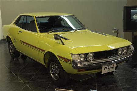 ご存じ“ダルマ”セリカ。セダンの派生モデルでなくクーペ専用で設計された。トヨタ・セリカＴＡ２２型（１９７０年・日）。トヨタ博物館