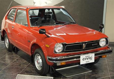 厳格なマスキー法の排ガス規制を世界で初めてクリアし、日本車の名声を高めたホンダ・シビックＣＶＣＣ１２００ＧＬ３Ｄｏｏｒ（１９７５年・日）。トヨタ博物館