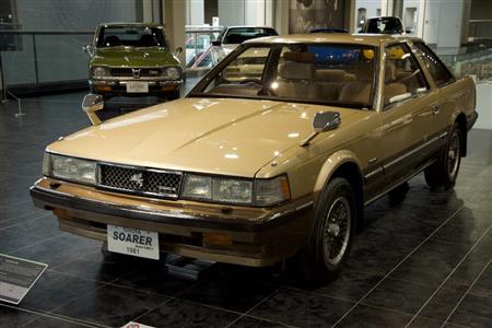 富裕層向けの「ハイソ（ハイソサエティ）カー」というバブル期らしいジャンルを創出。トヨタ・ソアラ２．８ＧＴ（１９８１年・日）。トヨタ博物館