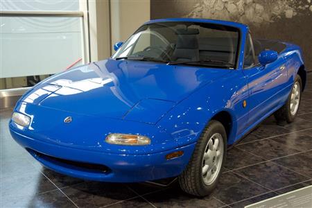 絶滅寸前だったライトウエイトオープン２シータ－というジャンルをたった一車種で世界的ブームにまで押し上げたユーノス・ロードスター（１９８９年・日）。日本でも各社が追従。コンパクトカーのカブリオレなども流行した。トヨタ博物館