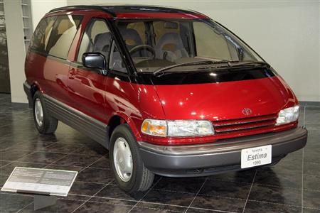 丸みを帯びたデザインだけでなく、エンジンを７５度傾け、床を平らにしたミッドシップレイアウトなど、独自の発想で開発された意欲作。トヨタ・エスティマ（１９９３年・日）。トヨタ博物館