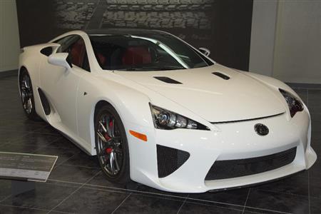 炭素繊維強化樹脂製モノコックシャシーにヤマハと共同開発した４．８リッターＶ１０エンジンを搭載。世界で５００台限定販売。レクサス・ＬＦＡプロトタイプ（２００９年・日）。トヨタ博物館