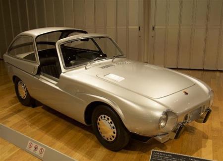 パブリカスポーツ（１９６２年・日）は第９回全日本自動車ショーに出展されたコンセプトカー。空力特性と軽量化の解を航空機技術に求めた実験車である。乗降時はドアでなく戦闘機のようなスライドキャノピーを開ける構造。後のＳ８００のベースにもなった。トヨタ博物館