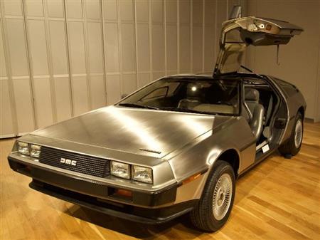 大トリはデロリアン・ＤＭＣ－１２（１９８１年・米）。ジウジアーロのデザインした樹脂ボディと、それを覆うヘアライン加工のステンレスが生む独特の質感の組み合わせは、３０年以上経た今でもなお未来的。言うまでもなく、タイムマシン機能は映画の中だけのオプションである。トヨタ博物館