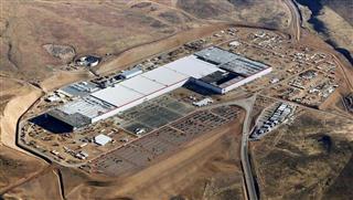 テスラがパナソニックと共同で運営する米ネバダ州の電池工場「ギガファクトリー」（テスラ提供・共同）