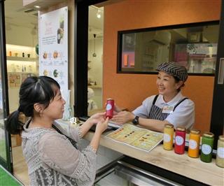 有機農法で栽培した作物を試験販売するジュースバー「ビセットプラザ」＝東京都中野区