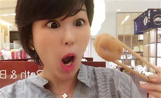 くんせいの梅干し。香りがたまりません。持っているのは筆者 くんせいの梅干し。香りがたまりません。持っているのは筆者