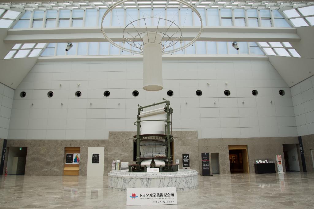 エントランスホールの中央に鎮座するのは創業者・豊田佐吉翁発明の世界に１台しかない環状織機。日本の機械産業が欧米技術の模倣から脱却したことを象徴する「夢の織機」だ。館内ではレプリカを使った動態展示を見ることもできる。トヨタ産業技術記念館