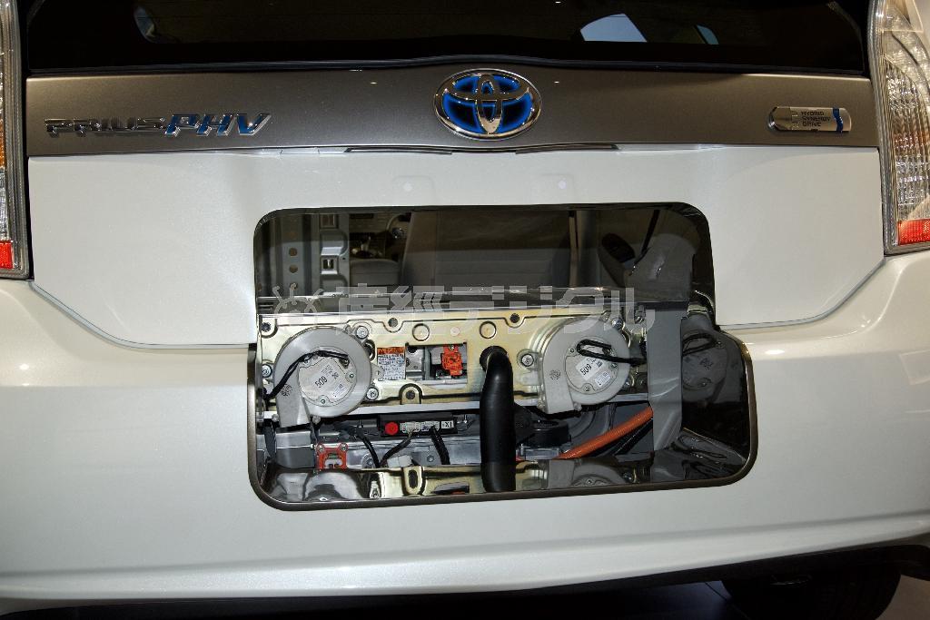 荷室下のバッテリー。トヨタ産業技術記念館