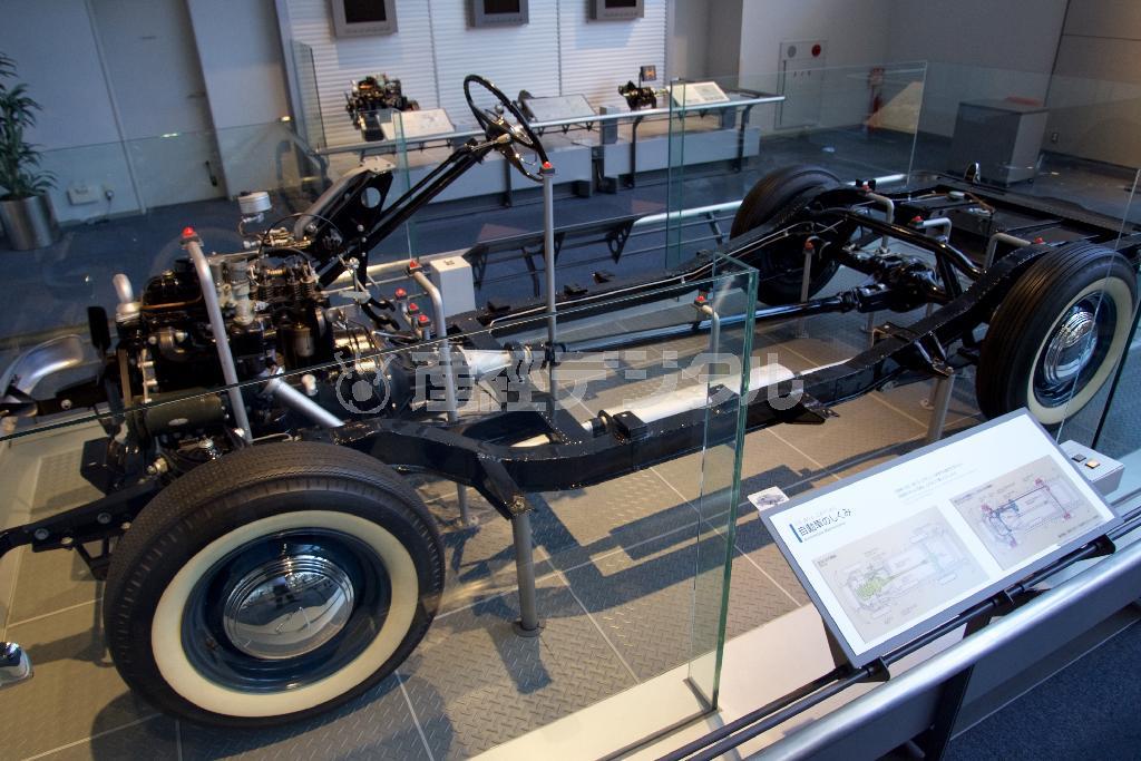 後輪駆動の自動車のしくみがわかるベアシャシー。トヨタ産業技術記念館