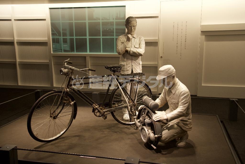 自動車事業は、米国製の自転車用小型エンジンの分析と評価から始まった。館内には他にも等身大ジオラマがたくさん。無彩色のフィギュアがかえってリアルに感じられ、臨場感を高めている。トヨタ産業技術記念館