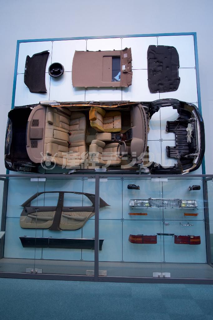 初代セルシオの樹脂製パーツ９３点を平面に展開した展示。トヨタ産業技術記念館