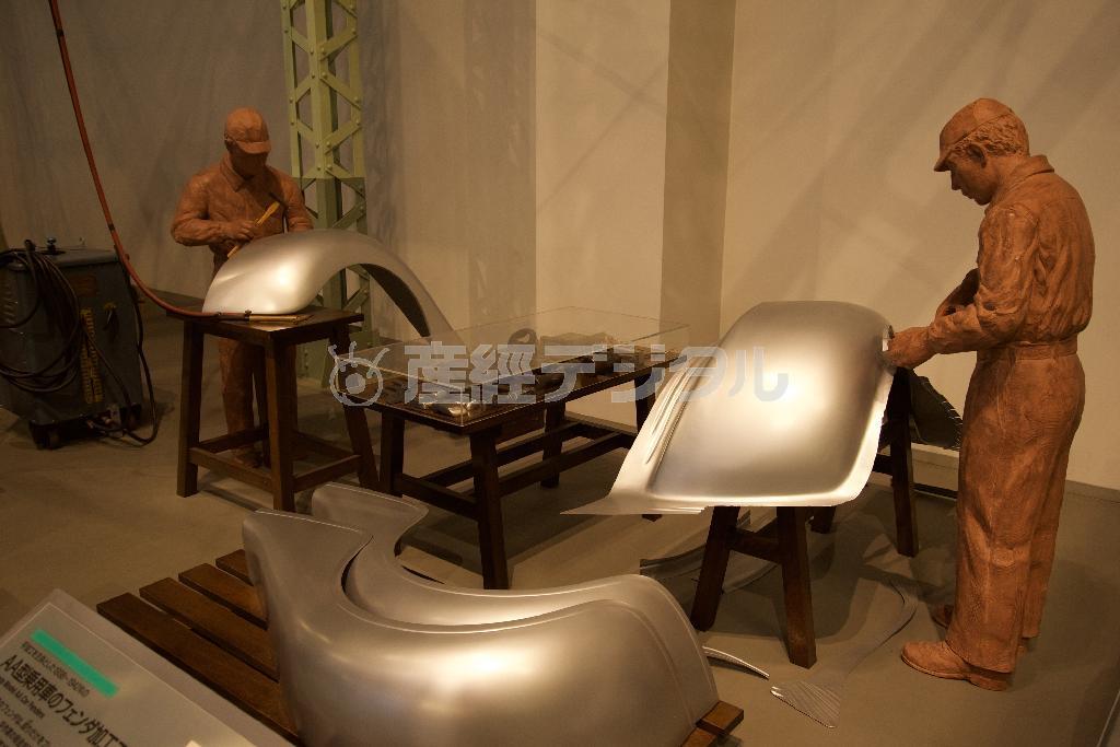 ＡＡ型乗用車のフェンダー板金工程。トヨタ産業技術記念館