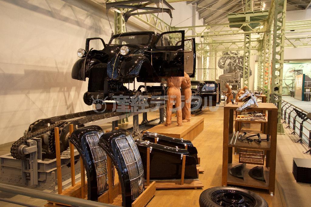 フロントグリル、タイヤ＆ホイールが組み付けを待っている。トヨタ産業技術記念館