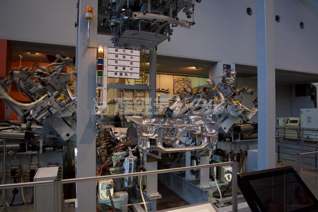 ボディーの組み付け自動溶接機。上・後ろ・左右のアームが動いてパーツを組み、自動で溶接する。トヨタ産業技術記念館