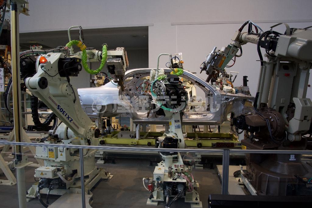 増し打ち自動溶接ライン。自動溶接で組み上がったボディーにスポット溶接を増し打ちし、強度を高める。トヨタ産業技術記念館