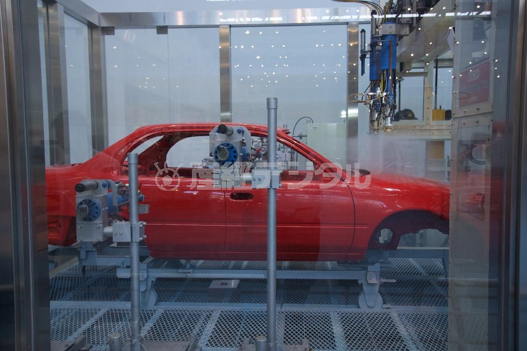 ボディーの上塗り自動塗装装置。トヨタ産業技術記念館