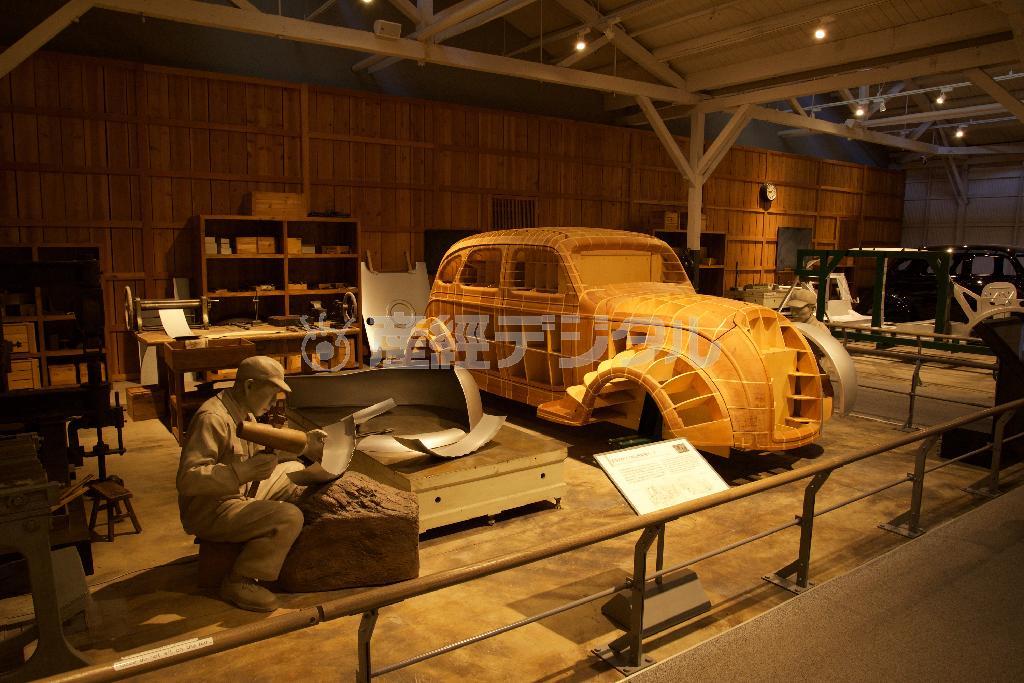 ボディー試作の様子。板金職人が手叩きで加工している。トヨタ産業技術記念館