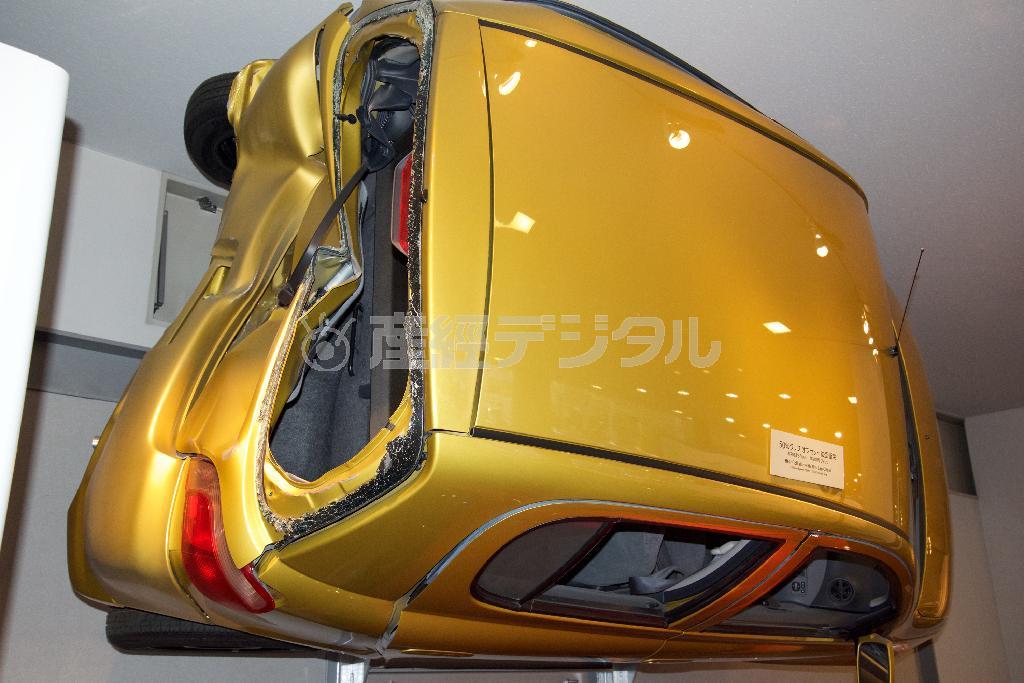ヴィッツの衝突実験車。追突されても後席のスペースは保たれている。トヨタ産業技術記念館