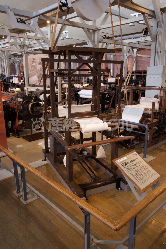 １８９０年に豊田佐吉が発明した豊田式木製人力織機のレプリカ。トヨタ産業技術記念館