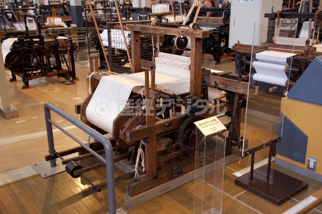 １８９６年発明の豊田式汽力織機。トヨタ産業技術記念館