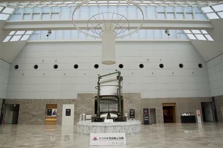 エントランスホールの中央に鎮座するのは創業者・豊田佐吉翁発明の世界に１台しかない環状織機。日本の機械産業が欧米技術の模倣から脱却したことを象徴する「夢の織機」だ。館内ではレプリカを使った動態展示を見ることもできる。トヨタ産業技術記念館